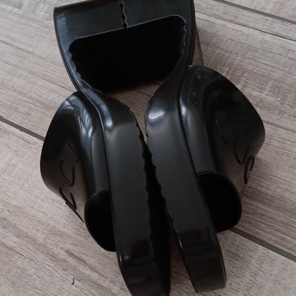 GUCCI..RUBBER HEEL SLIDES..SIZE 39 - Picture 4 of 8